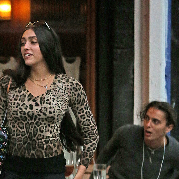 Exclusif - Lourdes Leon, la fille de Madonna, mange en terrasse avec des amis au restaurant Sant Ambroeus à New York le 17 septembre 2019.