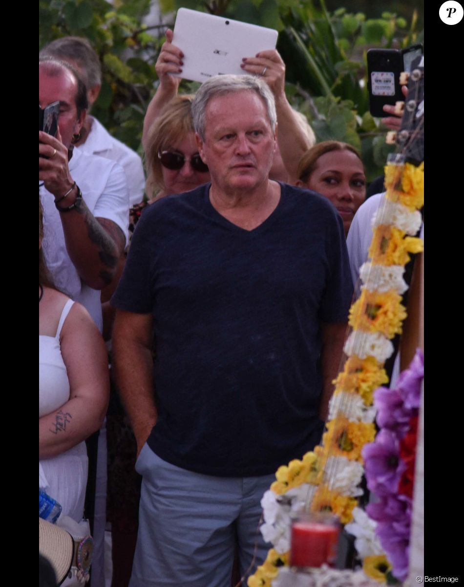 André Boudou (père de Laeticia) - Pour le deuxième anniversaire de la mort de Johnny, Laeticia Hallyday et ses filles Jade et Joy se recueillent sur sa tombe au cimetière de Lorient à Saint-Barthélémy le 5 décembre 2019.