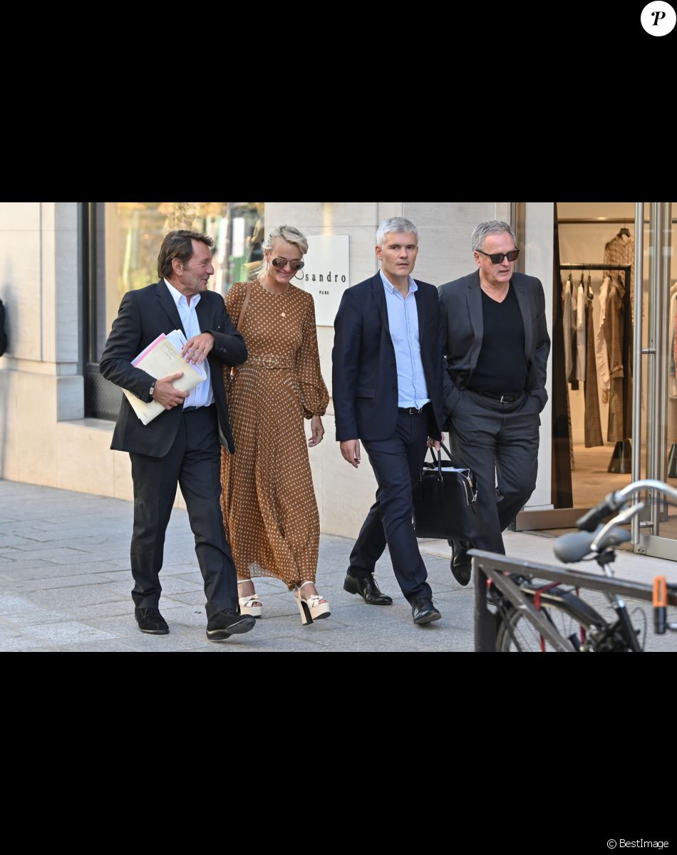Laeticia Hallyday et son père André Boudou à Paris, en 2019.