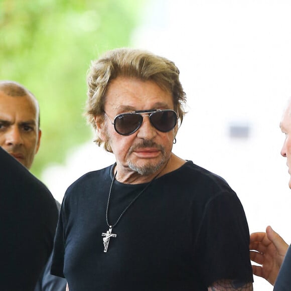 Johnny Hallyday et sa femme Laeticia quittent leur hôtel en compagnie de Sébastien Farran et du père de Laeticia, André Boudou à Miami, le 12 mai 2014.