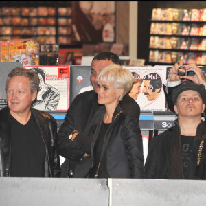 Andre Boudou, Laeticia Hallyday, Olivier Dahan - Johnny Hallyday au Virgin Megastore Champs Elysees pour le lancement de la vente de son nouvel album, "Jamais Seul" en 2011.