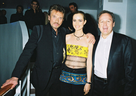 Johnny Hallyday, son épouse Laeticia et le père de celle-ci, André Boudou, à l'Amnesia en 2003. 