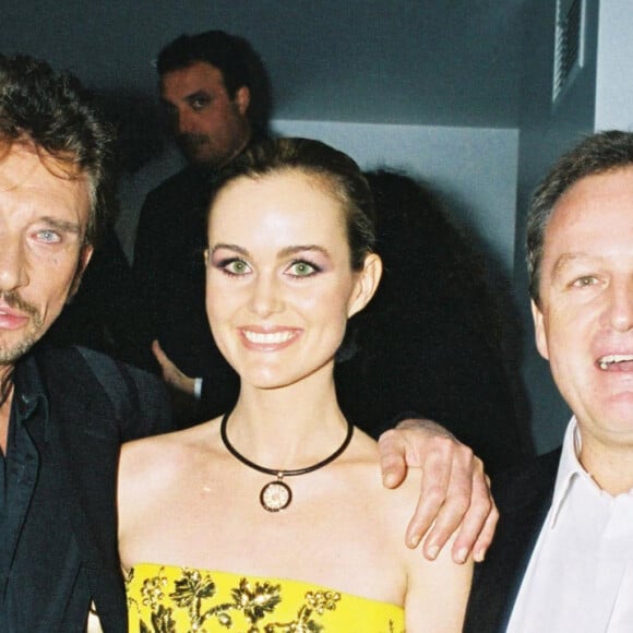 Johnny Hallyday, son épouse Laeticia et le père de celle-ci, André Boudou, à l'Amnesia en 2003. 