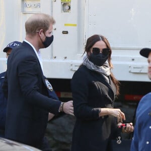 Le prince Harry et Meghan Markle arrivent au "Global Citizen Live Festival" à Central Park entourés de leurs gardes du corps à New York, le 25 septembre 2021.