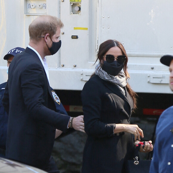 Le prince Harry et Meghan Markle arrivent au "Global Citizen Live Festival" à Central Park entourés de leurs gardes du corps à New York, le 25 septembre 2021.