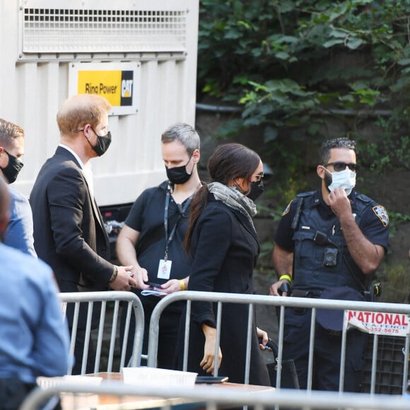 Le prince Harry et Meghan Markle arrivent au "Global Citizen Live Festival" à Central Park entourés de leurs gardes du corps à New York, le 25 septembre 2021.