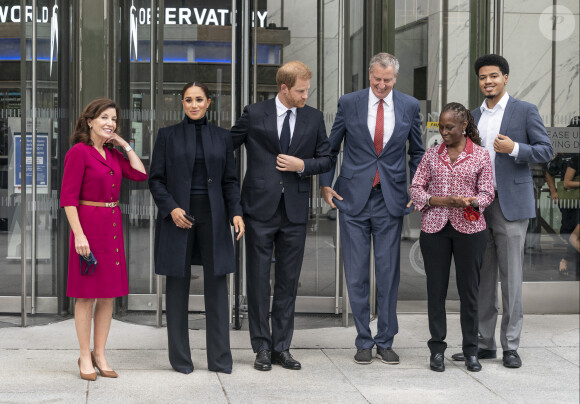Le prince Harry, duc de Sussex, et Meghan Markle, duchesse de Sussex, accompagnés de la gouverneure Kathy Hochul, du maire Bill de Blasio, de sa femme Chirlane McCray et leur fils Dante, lors de leur visite à l'observatoire "One World" au 102ème étage de la Freedom Tower du World Trade Center à New York. Le 23 septembre 2021