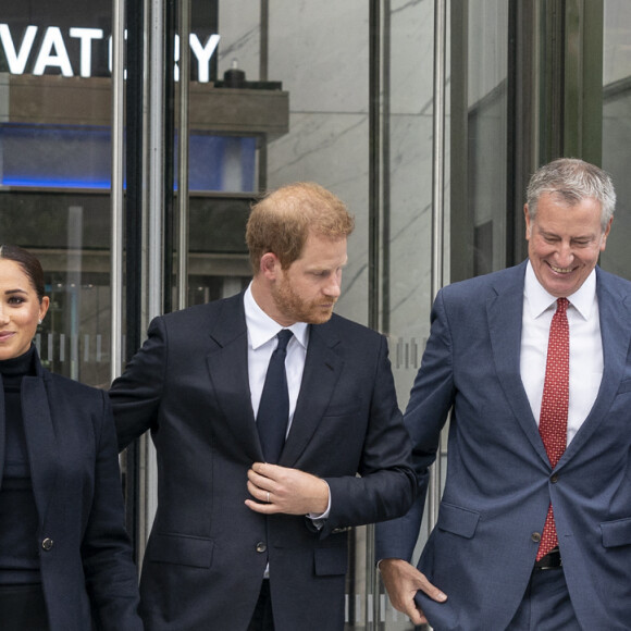 Le prince Harry, duc de Sussex, et Meghan Markle, duchesse de Sussex, accompagnés de la gouverneure Kathy Hochul, du maire Bill de Blasio, de sa femme Chirlane McCray et leur fils Dante, lors de leur visite à l'observatoire "One World" au 102ème étage de la Freedom Tower du World Trade Center à New York. Le 23 septembre 2021