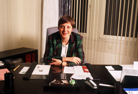 Archives - Angela Merkel dans son bureau à Bonn le 15 février 1991.