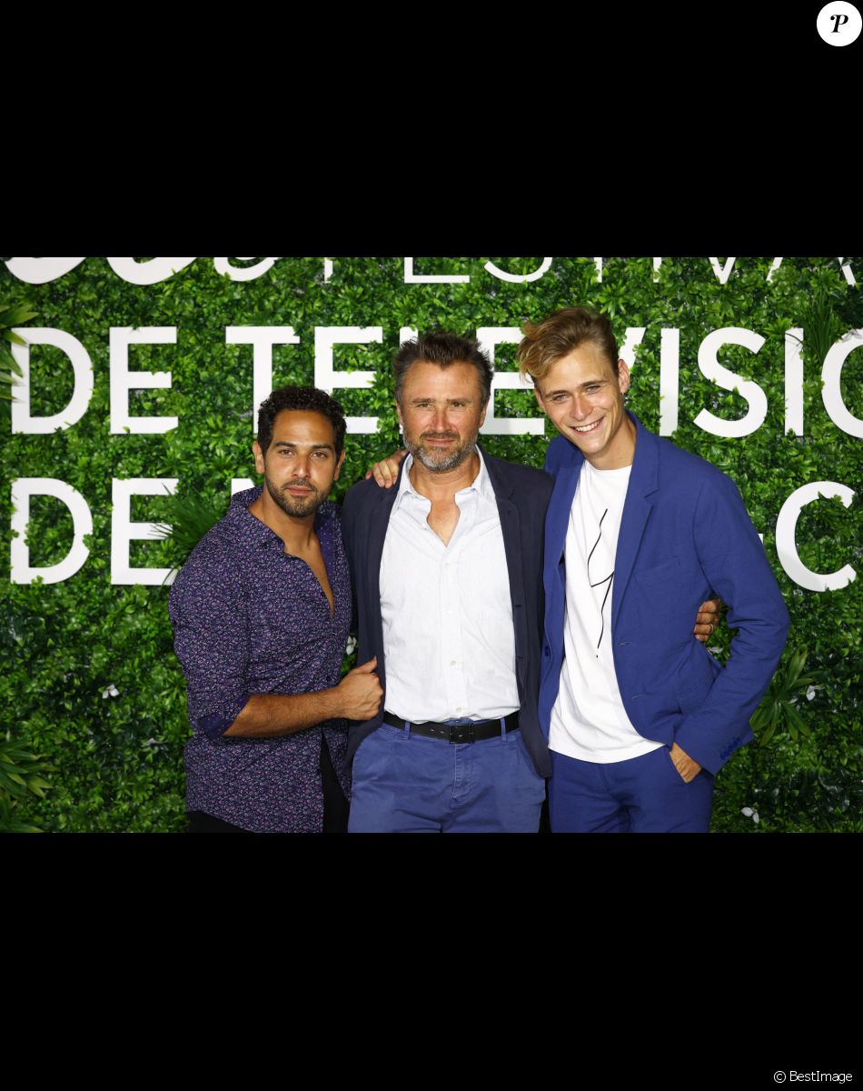 Samy Gharbi, Alexandre Brasseur et Hector Langevin au photocall de la série "Demain nous appartient" lors du 60ème Festival de Télévision de Monte-Carlo au Grimaldi Forum à Monaco, le 19 juin 2021.
