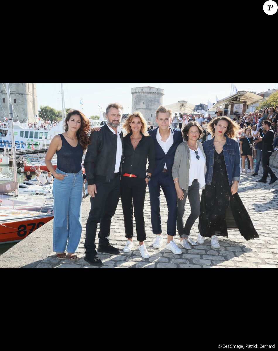 Samira Lachhab, Alexandre Brasseur, Ingrid Chauvin, Hector Langevin, Charlotte Valandrey et Lorie Pester (Laure) pour le feuilleton télévisé "Demain nous appartient" au photocall du quatrième jour du festival international du film de La Rochelle, France, le 15 septembre 2018. © Patrick Bernard/Bestimage