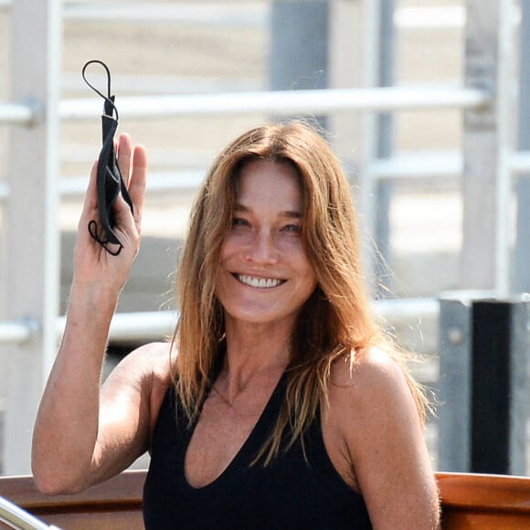 Carla Bruni-Sarkozy arrive la veille de l'ouverture de la 78ème Mostra de Venise, Italie, le 31 août 2021.