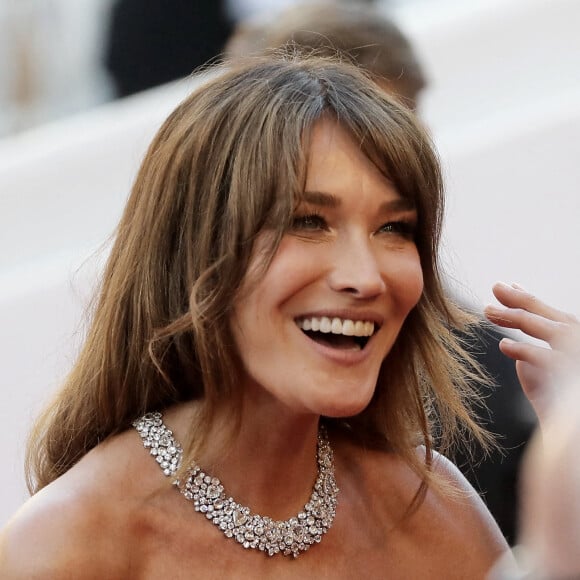 Carla Bruni-Sarkozy - Montée des marches du film " De son vivant " lors du 74ème Festival International du Film de Cannes. Le 10 juillet 2021 © Borde-Jacovides-Moreau / Bestimage