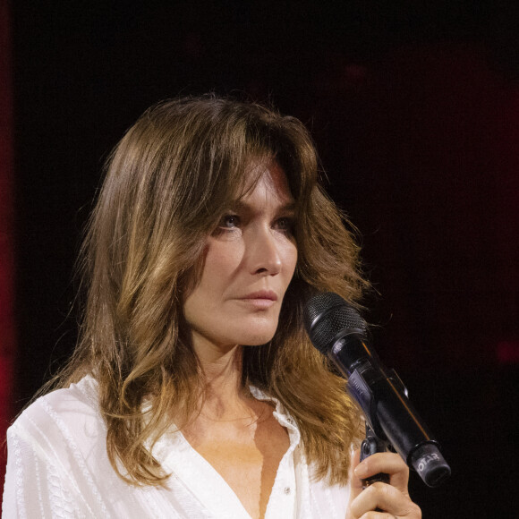 Exclusif - Carla Bruni-Sarkozy - Enregistrement de l'émission "Olympiascope" présentée par B.Montiel et diffusée le 29 septembre sur Olympia TV (chaine du groupe Canal+), en inédit à 20h30, à l'occasion de l'enregistrement du nouveau spectacle de Daniel Auteuil "Un déjeuner en l'air" à la Marbrerie. Le 15 juin 2021 © Jack Tribeca / Bestimage