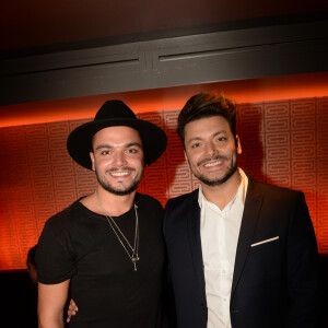 Kev Adams et son frère Noam Adams (DJ Noyz) posent lors de l'After Party du film Alad'2 au Club Haussman à Paris le 21 septembre 2018. © Rachid Bellak/Bestimage