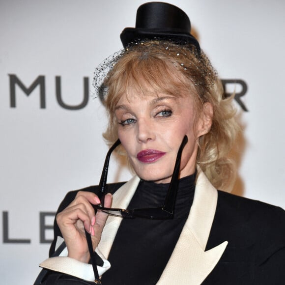 Arielle Dombasle - Photocall de l'exposition "Thierry Mugler : couturissime" au Musée des Arts Décoratifs (MAD) à Paris. Le 28 septembre 2021.