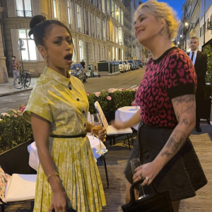 Louane Emera a rencontré la comédienne Liza Koshy à la soirée Miss Dior au restaurant L'Avenue à Paris. Le 28 septembre 2021.
