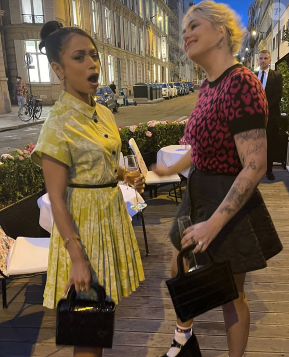 Louane Emera a rencontré la comédienne Liza Koshy à la soirée Miss Dior au restaurant L'Avenue à Paris. Le 28 septembre 2021.