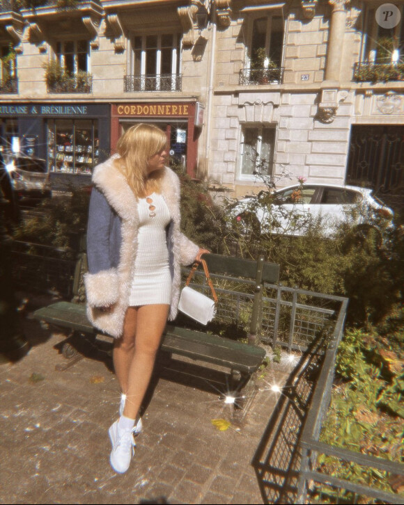 Louane profite de la fin de l'été à Paris, habillée d'un manteau Charlotte Simone et d'une robe Maison Cléo. Septembre 2021.