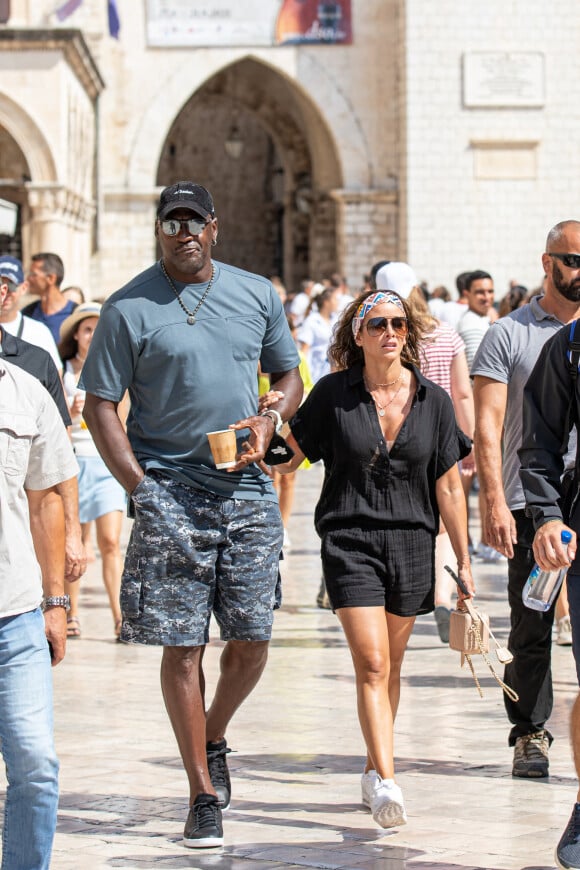 Michael Jordan et sa femme Yvette Prieto avec leurs gardes du corps se baladent dans la rue Stradun à Dubrovnik, Croatie, le 27 août 2021.