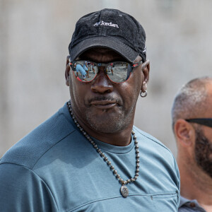 Michael Jordan et sa femme Yvette Prieto avec leurs gardes du corps se baladent dans la rue Stradun à Dubrovnik, Croatie, le 27 août 2021.