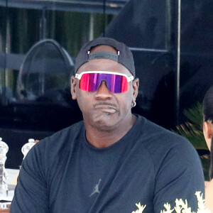 Michael Jordan prend un petit déjeuner en tête à tête avec sa femme Yvette Prieto à bord du yacht O'Pari amarré à Sibenik en Croatie le 24 août 2021. Après cette pause tendresse, les femmes du bord mettent pied à terre tandis que Michael reste à bord.