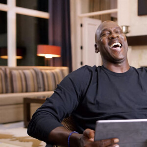 Michael Jordan rit dans le documentaire de The Last Dance épisode 10 lors de la vidéo de Gary Payton affirmant qu'il avait arrêté Jordan lors de la finale de la NBA 1996.