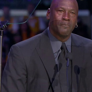 Michael Jordan, ému aux larmes, rend hommage à Kobe Bryant au Staples Center de Los Angeles, le 24 février 2020. La star de basket est décédée dans un accident d'hélicoptère, le 26 janvier 2020 à Calabasas, aux côtés de sa fille de 13 ans, Gianna, et de sept autres personnes.