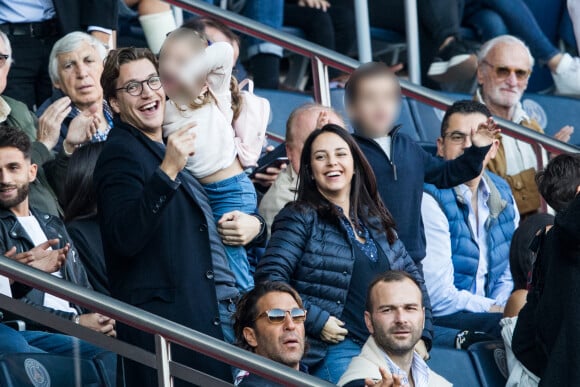 Jean Sarkozy avec sa femme Jessica et ses enfants Solal et Lola dans les tribunes du Parc des Princes lors du match de Ligue 1 "PSG - Amiens (5-0)" à Paris, le 20 octobre 2018.