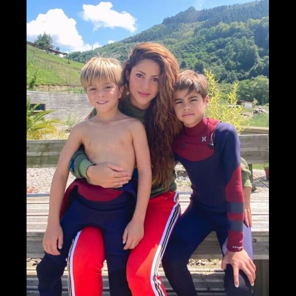 Shakira et ses deux garçons, Sasha et Milan. Août 2021.
