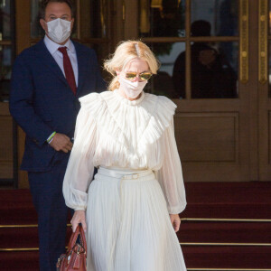 Gillian Anderson quitte son hôtel habillée en Chloé. Paris. Le 30 septembre 2021. @ Nasser Berzane/ABACAPRESS.COM