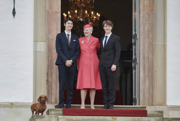 La reine Margrethe II, le prince Frederik, la princesse Mary, le prince Christian, la princesse Isabella, la princesse Joséphine et le prince Vincent de Danemark - La famille royale du Danemark lors de la confirmation du prince Christian en l'église du château de Fredensborg, Danemark, le 15 mai 2021.