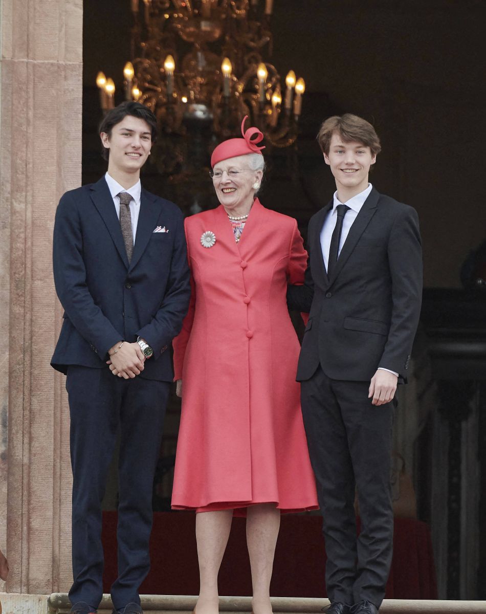 La reine Margrethe II, le prince Frederik, la princesse Mary, le prince Christian, la princesse Isabella, la princesse Joséphine et le prince Vincent de Danemark - La famille royale du Danemark lors de la confirmation du prince Christian en l'église du château de Fredensborg, Danemark, le 15 mai 2021.