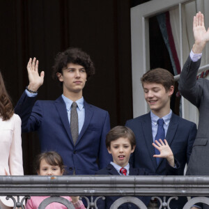 La princesse Marie, le prince Joachim et leurs enfants le prince Nikolaï, le prince Felix, la princesse Athena et le prince Henrik - La famille royale de Danemark au balcon du palais royal à Amalienborg pour le 78ème anniversaire de la reine. Le 16 avril 2018