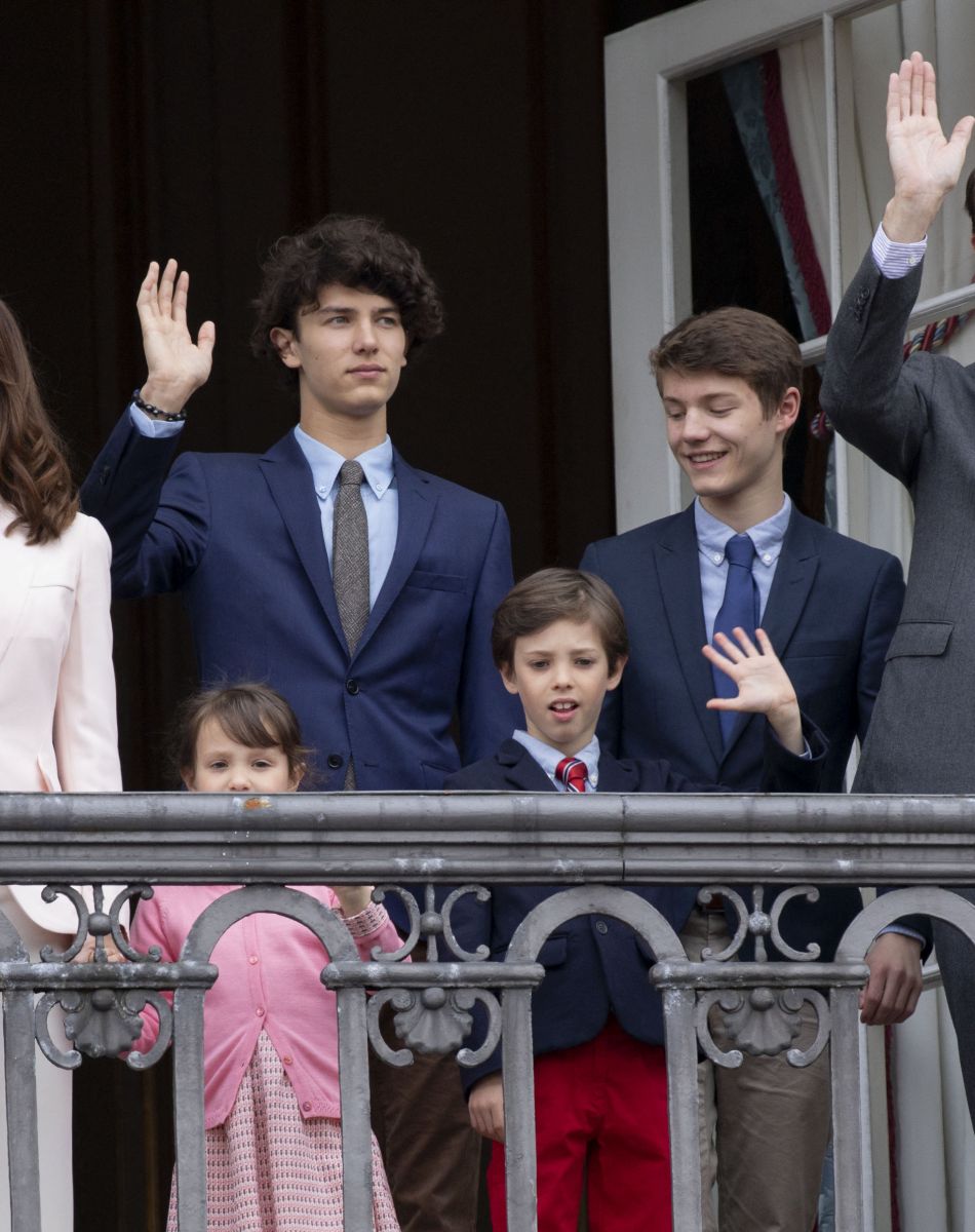 La princesse Marie, le prince Joachim et leurs enfants le prince Nikolaï, le prince Felix, la princesse Athena et le prince Henrik - La famille royale de Danemark au balcon du palais royal à Amalienborg pour le 78ème anniversaire de la reine. Le 16 avril 2018