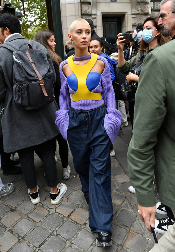 Iris Law arrive au défilé de mode Loewe lors de la Fashion Week printemps/été 2022 de Paris, France, le 1er octobre 2021. © Veeren/Bestimage