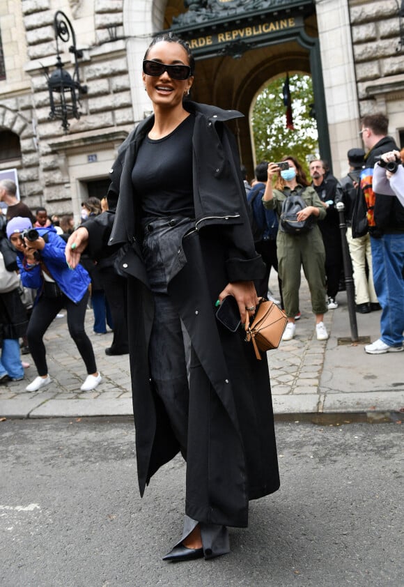 Amina Muaddi arrive au défilé de mode Loewe lors de la Fashion Week printemps/été 2022 de Paris, France, le 1er octobre 2021. © Veeren/Bestimage