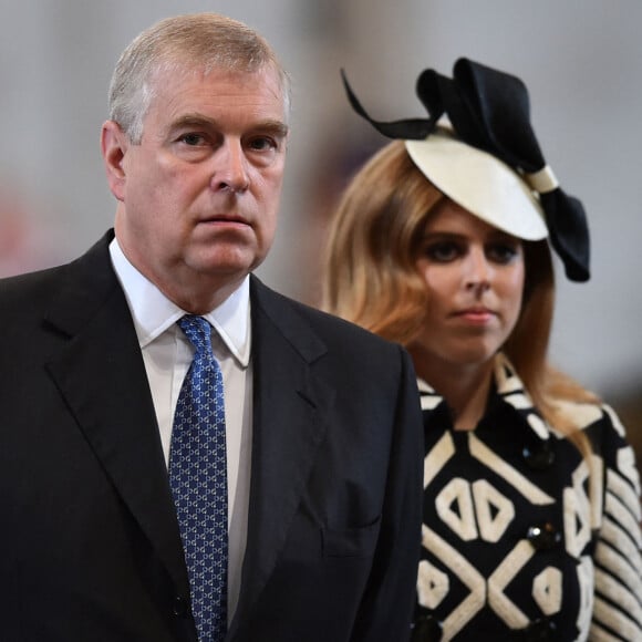 Le prince Andrew, duc d'York et la princesse Béatrice d'York - Messe à la cathédrale St Paul pour le 90ème anniversaire de la reine Elisabeth II d'Angleterre à Londres.