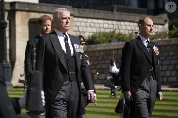 Le prince Harry, duc de Sussex, Le prince Andrew, duc d'York, et le prince Edward, comte de Wessex aux funérailles du prince Philip, duc d'Edimbourg à la chapelle Saint-Georges du château de Windsor, le 17 avril 2021.