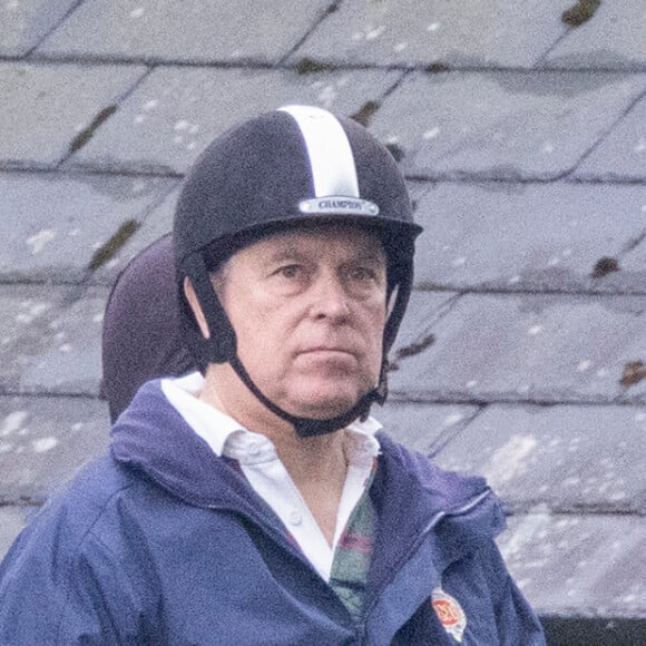 Le prince Andrew, duc d'York, se promène à cheval de bon matin à Windsor, le 28 juin 2021.