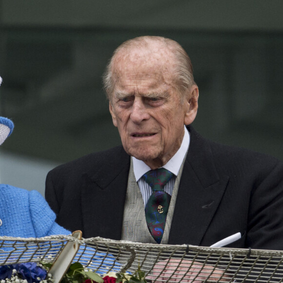 La reine Elisabeth II et son mari et le prince Philip, Duc d'Edimbourg avec le prince Andrew, duc d'York assistent au Derby d'Epsom 2016, course hippique à Epsom le 4 juin 2016.