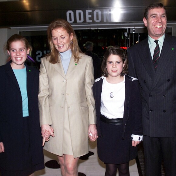 Le prince Andrew, Sarah Ferguson et leurs filles, les princesses Beatrice et Eugenie, à la première du film "Les 102 dalmatiens" à Londres en 2000.