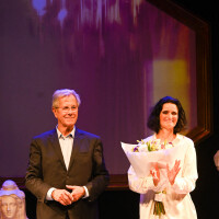 Jean-Louis Debré sur scène avec sa compagne Valérie Bochenek : grande première, entourés de VIP