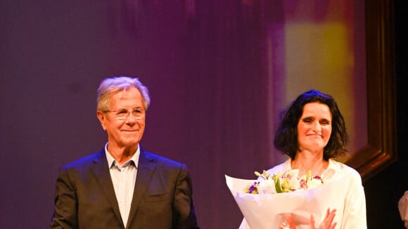 Jean-Louis Debré sur scène avec sa compagne Valérie Bochenek : grande première, entourés de VIP