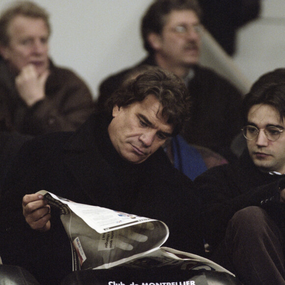 En France, à Paris, dans les tribunes du Parc des Princes, Bernard Tapie et son fils Stéphane en février 1996.