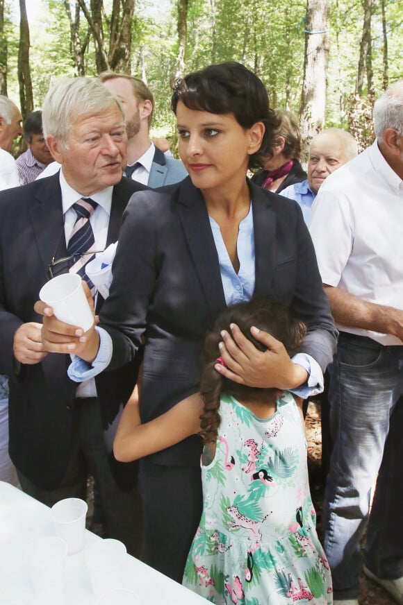 Exclusif - Najat Vallaud-Belkacem assiste à la commémoration de la mort de trois résistants tombés sous les balles allemandes le 6 août 1944, en compagnie de son mari Boris Vallaud et de leurs deux enfants, à Toulouges dans le Gers, durant ses vacances dans les Landes. Le 6 Aout 2016. © Patrick Bernard-Christophe de Prada / Bestimage