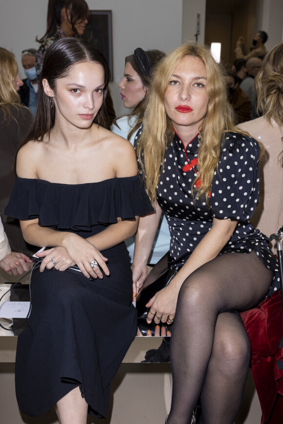 Lola Le Lann et Joséphine De La Baume au défilé de mode Giambattista Valli lors de la la Fashion Week prêt-à-porter printemps/été 2022 à Paris. Le 4 octobre 2021. © Veeren Olivier Borde/Bestimage