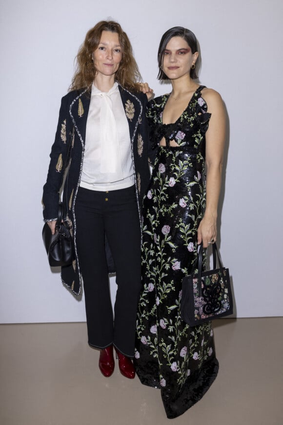 Audrey Marnay et Soko au défilé de mode Giambattista Valli lors de la la Fashion Week prêt-à-porter printemps/été 2022 à Paris. Le 4 octobre 2021. © Olivier Borde/Bestimage