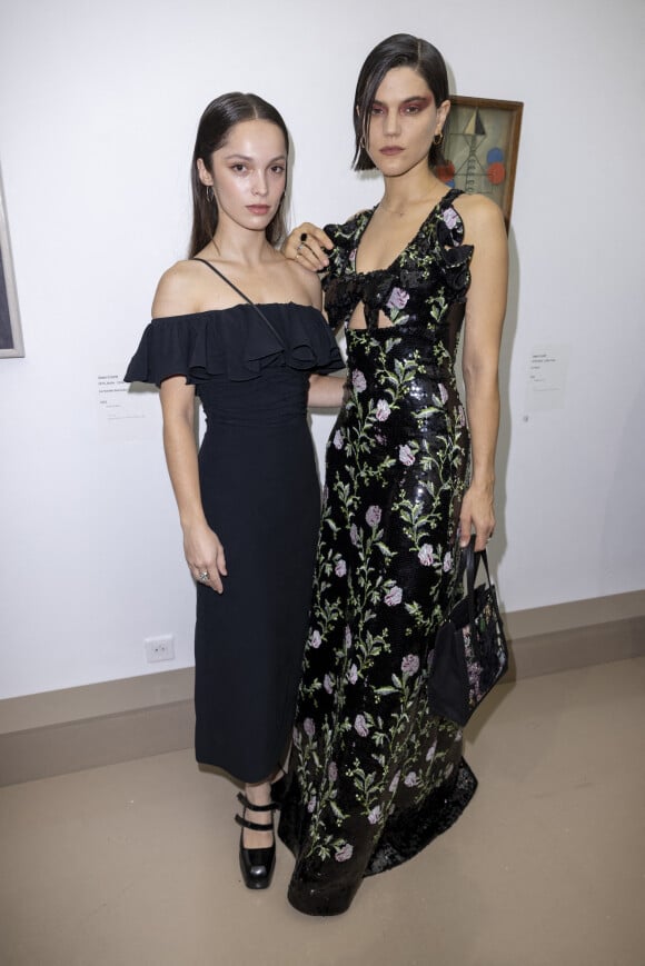 Lola Le Lann et Soko au défilé de mode Giambattista Valli lors de la la Fashion Week prêt-à-porter printemps/été 2022 à Paris. Le 4 octobre 2021. © Olivier Borde/Bestimage