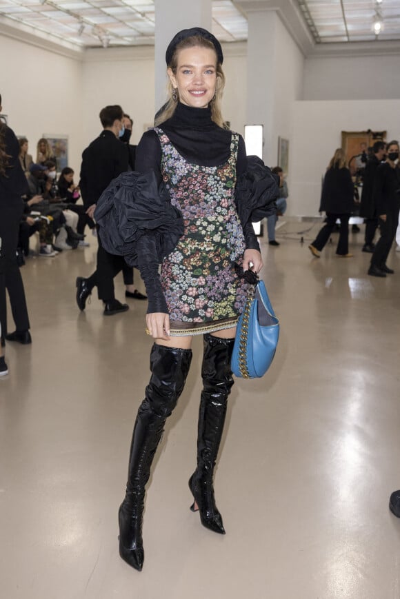 Natalia Vodianova au défilé de mode Giambattista Valli lors de la la Fashion Week prêt-à-porter printemps/été 2022 à Paris. Le 4 octobre 2021. © Olivier Borde/Bestimage